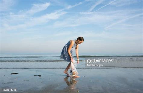Girl Bending Over Fotografias E Filmes Do Acervo Getty Images