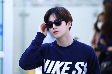 Chanyeol, sehun dan baekhyun juga mengacungkan jempol mereka. EXO'dan Suho ve Chanyeol Havalimanında Makyajsız ...