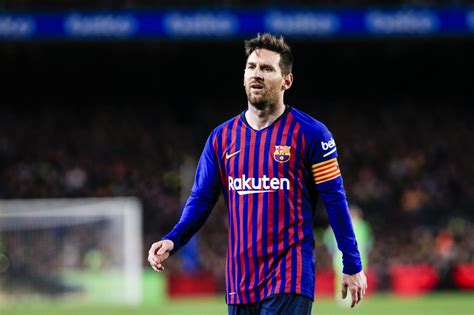 Месси лионель (lionel messi) футбол нападающий аргентина 24.06.1987. Barcelona's Lionel Messi wasn't always this good at free-kicks