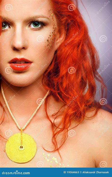 Sexy Redhead Meisje Met Een Ongebruikelijke Make Up En Nec Stock Afbeelding Image Of Modern
