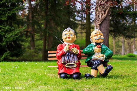 Gartenfigur Oma Und Opa Auf Einer Bank Im Park