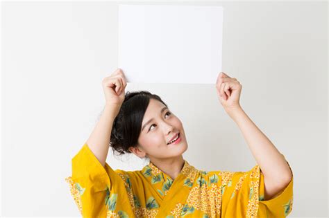 Japanische Frau Trägt Yukata Mit Einem Weißen Brett Stockfoto Und Mehr Bilder Von Anmut Istock