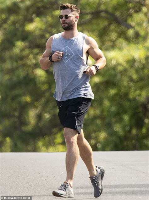 Chris Hemsworth Shows Off His Bulging Biceps On Morning Run Daily Mail Online