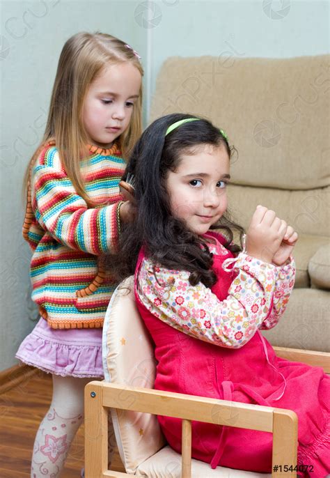 Zwei Kleine Mädchen Beim Spielen Foto Vorrätig Crushpixel
