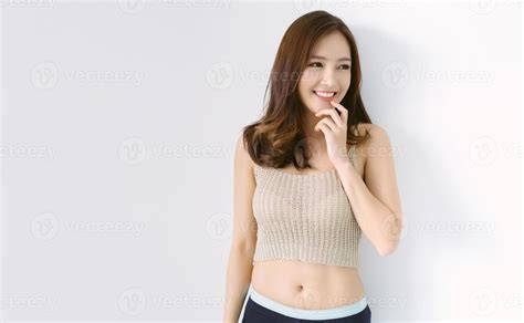 Hermosa Joven Coreana O Japonesa Sexy Con Maquillaje Natural Usando Una Camiseta Sin Mangas De