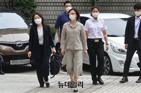 이번 1심 재판, 특별한 변수가 없다면 늦어도 올해. 정경심 재판 : ì •ê²½ì‹¬ ìž¬íŒ ë‚ ì— ì¶"ë¯¸ì• í ...