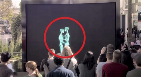 Duas pessoas se beijam atrás da tela quando saem o público fica sem