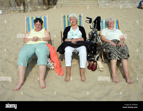 Drei Alte Frauen Entspannend Auf Bournemouth Beach Hampshire Uk