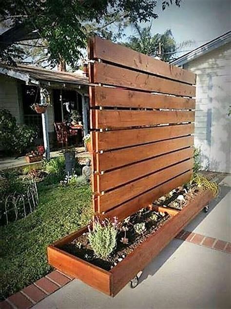 Plant your own green privacy screen. wood pallet privacy planter | Idéias de jardinagem ...