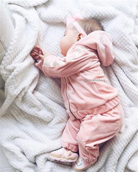 Limage contient peut être une personne ou plus personnes qui dorment bébé et gros plan Baby