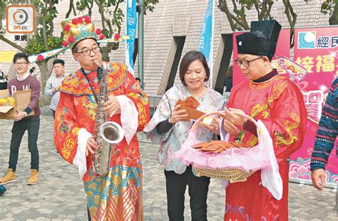 Check spelling or type a new query. 政情：盧偉國扮財神 吹色士風拜年 - 東方日報