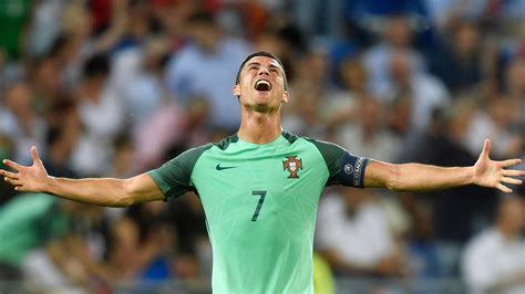 Mit einer trage wird portugals kapitän vom platz gebracht. EM-Finale 2016: Cristiano Ronaldo will "Traum" wahr werden ...