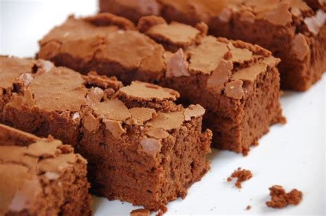 Bagi kamu pecinta kue pasti tidak asing dengan kue yang satu ini, yitu brownies tapi kali ini ada yang berbeda dari segi rasa. Brownies: RESEP BROWNIES PUTIH TELUR