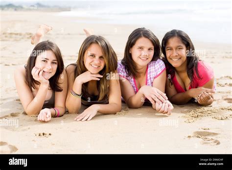 Girls Lying Beach Stockfotos Und Bilder Kaufen Alamy