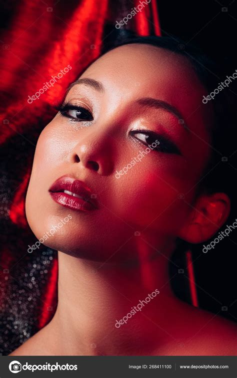 S Duisante Attrayant Asiatique Fille Avec Maquillage Lumi Re Rouge Image Libre De Droit Par