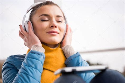 Beautiful Woman In Headphones Listening Music — Stock Photo