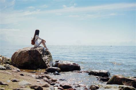 Mujer Sola Que Sienta Y Que Mira El Mar Foto De Archivo Imagen De