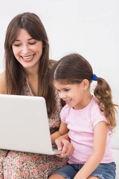Feliz Madre E Hija Usando Laptop Foto Premium