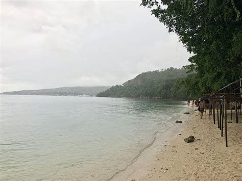 Pantai ini memiliki bibir pantai yang panjang dan luas, pasir berwarna hitam dan batuan menjadi lantai pantai uang melengkapi keindahannya. Pantai Tanjung Karang (Donggala, Indonesia) - Review