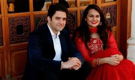 ias lovebirds tina dabi and aamir ul shafi look like a perfect couple in this adorable picture