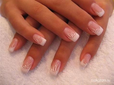 Hosszú körmök, annak ellenére, hogy a csillogás, súlyosan korlátozza a nő. Pin by Paulovits Monika on nails | Lace nails, French manicure nails, Nail polish style