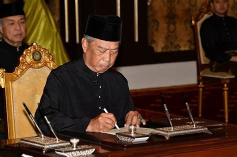 Malaysia's mahathir mohamad, the world's oldest serving leader, appears to have lost a high stakes battle for power after the country's king on saturday abruptly nominated a political rival to be the next prime minister. Malaysia swears in new prime minister Muhyiddin as ...