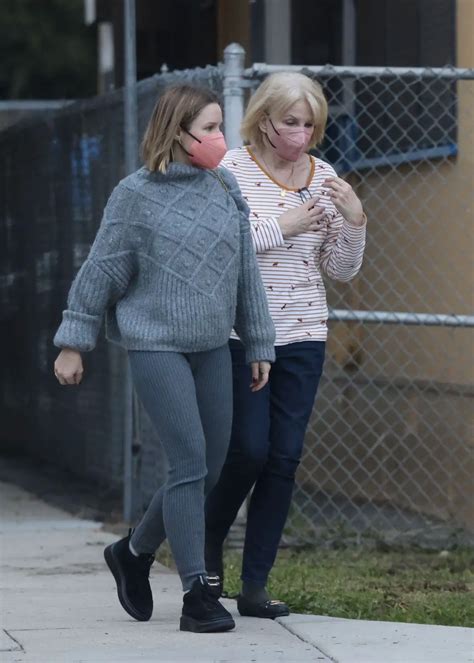 kristen bell out with her mother in los angeles 12 13 2021 hawtcelebs