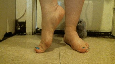 Amateur Bbw Latina Feet Barefoot Posing Ms Lucy Bbw Toys Trampling