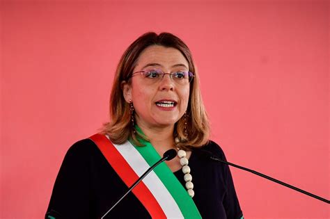Una nota di regione lombardia, precisa inoltre che le farmacie possono raccogliere le adesioni solo per cittadini over 80. Vaccini, la vicesindaca di Milano Anna Scavuzzo attacca la ...