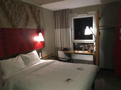 Providing an ideal mix of value, comfort and convenience, it offers a budget friendly setting with an array of amenities designed for travelers like you. "Bett & Schreibtisch" Hotel ibis München City Ost (München ...