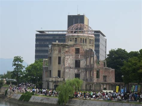 8月6日、外出許可をもらって家族で平和記念式典に参列することにしました。 しかし平和記念公園に向かう 途中 ( とちゅう ) 、 禎子 ( さだこ ) さんは歯ぐきから出血し体調を 崩 ( くず ) したので式典には参加せず、すぐ病院に 戻 ( もど ) りました。 被爆71年・広島原爆の日①「平和記念式典」核廃絶・世界恒久 ...