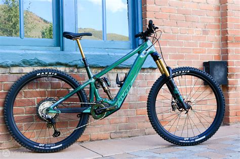New Pivot Shuttle Lt Emtb Cruises Up Slays The Downs First Ride
