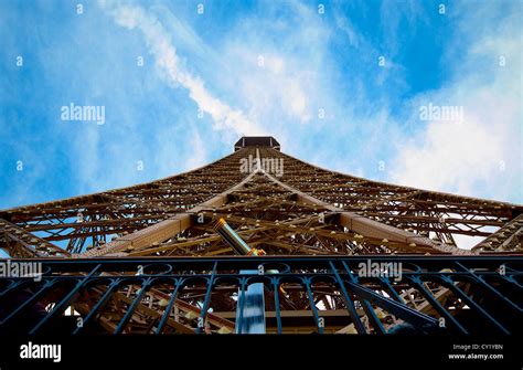La Tour Eiffel Vue Du Ciel Photo Stock Alamy