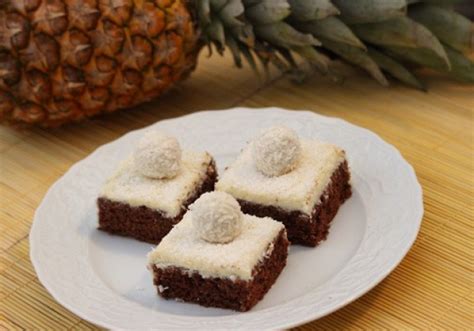 Der teig wird durch die kokosflocken besonders fluffig. Raffaello-Schnitten - Rezept - ichkoche.at