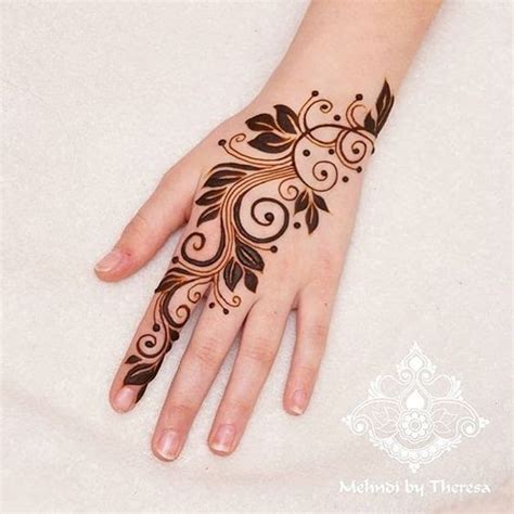 Ada banyak seni yang dihasilkan dari henna, seperti henna tangan atau inai tangan, henna pengantin, henna kaki, henna telapak tangan dan. Paling Populer 10+ Gambar Tangan Henna Mudah - Gani Gambar