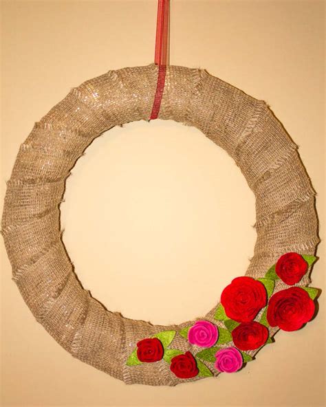 How To Make A Burlap Valentine Wreath In 3 Easy Steps Tip Junkie