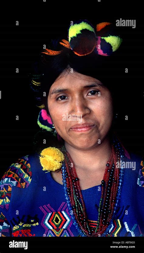 Maya Woman In Traditional Huipil Weaving Fotografías E Imágenes De Alta Resolución Alamy