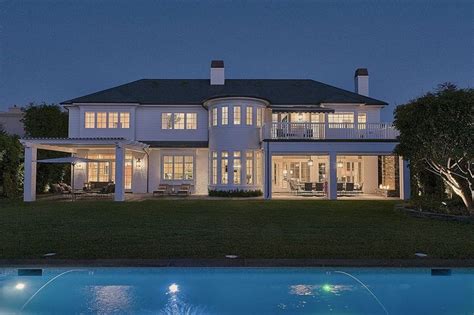 Denne superstjerneidrettsutøveren kjøpte en eiendom på bathtownship i 2003 og begynte deretter å bygge sitt 30 000 kvadratmeter store herskapshus. LeBron James Net Worth 2019 - How Rich is LeBron James?