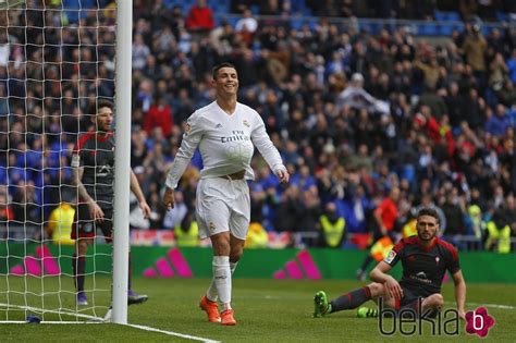 Cristiano Ronaldo Celebra Un Gol Metiéndose El Balón Bajo La Camiseta Cristiano Ronaldo El