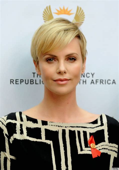 Stylist and hair expert tabatha coffey tells hollywoodlife.com exclusively that she loves charlize's short hair cut! Charlize Theron e seus diferentes cortes de cabelo curto