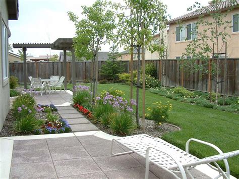 10 lush landscaping ideas for a hilly backyard. Townhouse Backyard