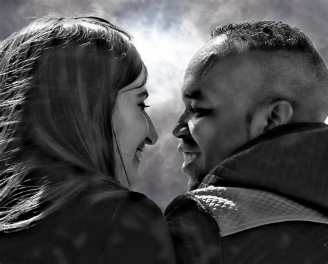 fotos gratis persona en blanco y negro mujer fotografía amor beso pareja romance