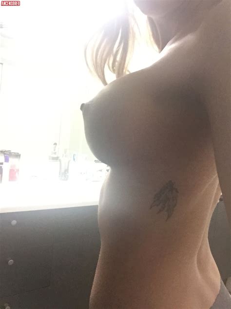 Naked Kelsey Laverack In Leaks
