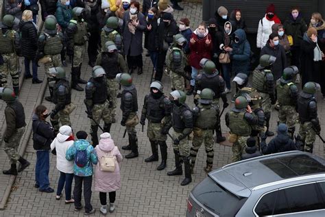 Des dizaines de milliers de personnes ont manifesté aujourd'hui dans les rues de la capitale biélorusse, deux semaines après la. Biélorussie. La manifestation en hommage à un opposant au ...