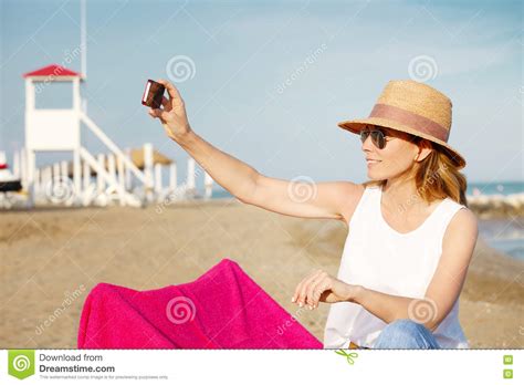 selfie auf dem strand stockbild bild von küste gealtert 73819935