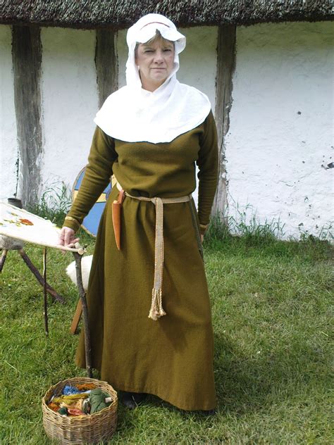 Anglo Saxon Woman Celtic Clothing Medieval Clothing Historical