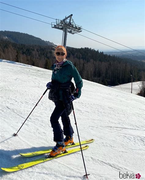 She is known for her work on dagsrevyen (1958), mer enn et bryllup (2003). Mette-Marit de Noruega esquiando durante la cuarentena ...