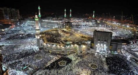 Sebagian masyarakat indonesia sering beranggapan, jika arab saudi sudah memasuki 1 ramadhan atau 1 syawal, maka indonesia juga ini berbeda dibanding dua tahun lalu(2011), dimana penentuan kalender ummul qura' kerajaan saudi pada 1 syawal 1432 hijriah sejalan dengan keputusan akhir. Idul Fitri Rabu di Indonesia, Arab Saudi Rayakan Lebaran ...