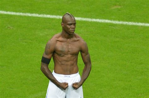 Born 12 august 1990) is an italian professional footballer who plays as a striker for serie b club monza. Le GIF animate di Mario Balotelli - Il Post