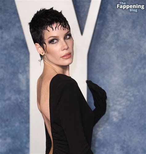 Halsey Flashes Her Nude Tits At The 2023 Vanity Fair Oscar Party 41
